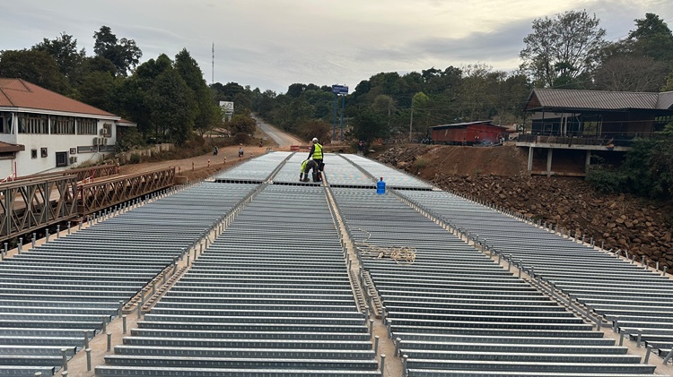Brug in aanbouw met opbouw duidelijk te zien: langsliggers, zwaluwstaartprofielen en doken